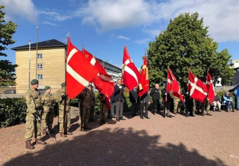 Parade ved Mindestenen på Randers Havn for fejring af NATO`s årsdag