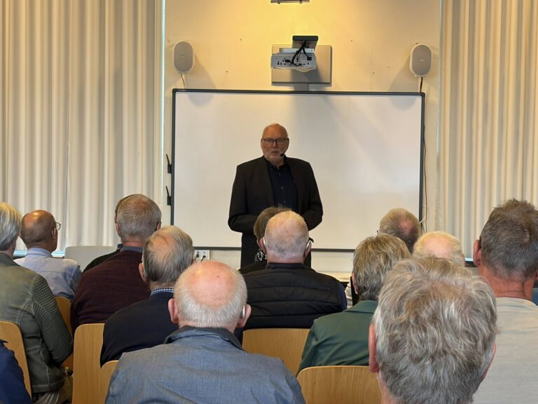 Leif Davidsen. Forfatter og foredragsholder for Danmarks Veteraner Kronjylland i Glassalen på Hjemmeværnscenter Randers