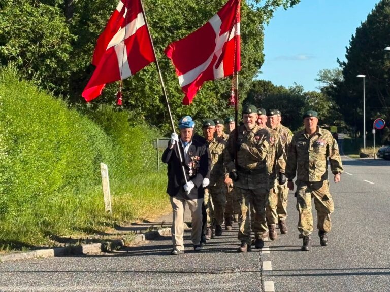 Fanebærer fra Hjemmeværnskompagni Hvidsten på vej til Mindelunden